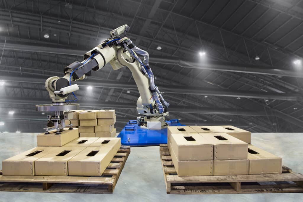 Bras robotique pour effectuer le chargement dans l'usine de ligne de production.